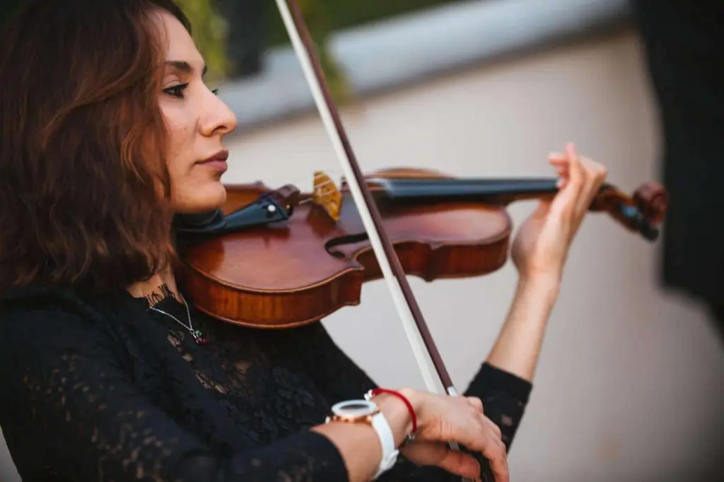 Woman playing violin at wedding