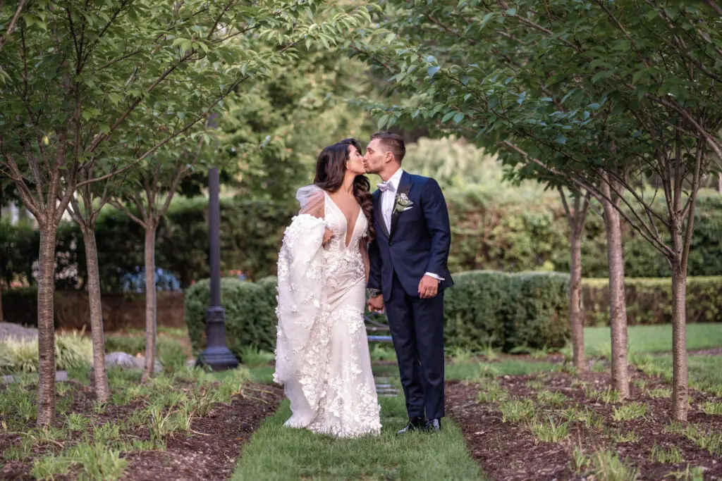 BG-Paris-Ave-Garden-Kissing